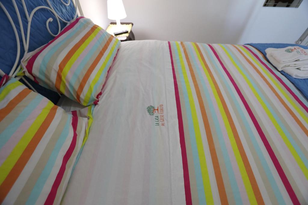 A bed or beds in a room at La Casa del Gelso Fiorito