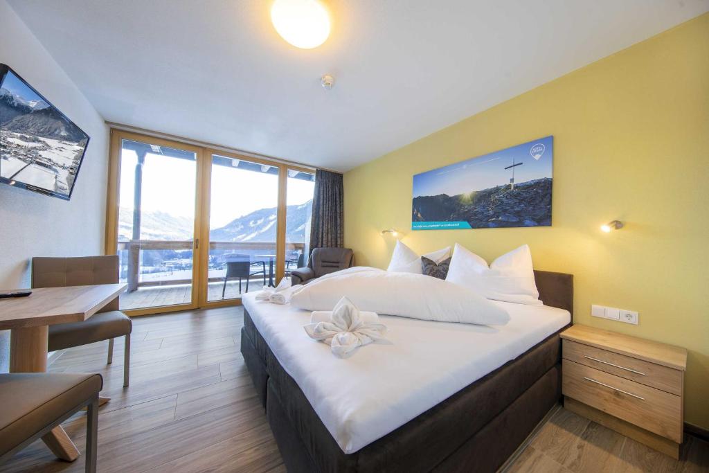 Postel nebo postele na pokoji v ubytování Hotel Krimml