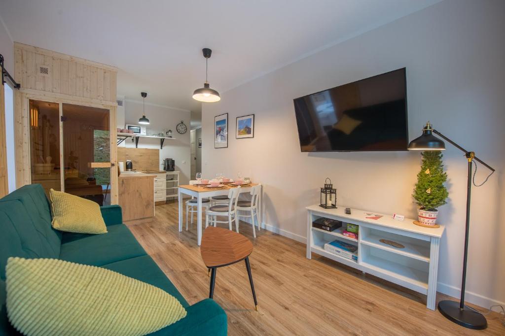 Televízia a/alebo spoločenská miestnosť v ubytovaní Apartament Tarasowy z PRYWATNĄ SAUNĄ - 5D Apartamenty