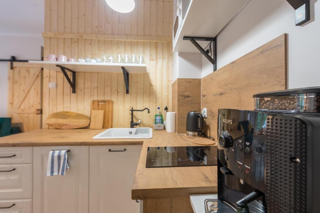 Kuchyňa alebo kuchynka v ubytovaní Apartament Tarasowy z PRYWATNĄ SAUNĄ - 5D Apartamenty