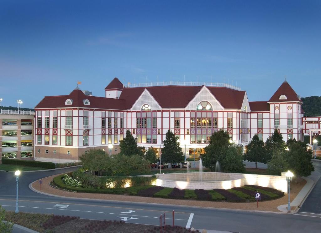 a large building with a fountain in front of a street at Hollywood Casino Lawrenceburg in Lawrenceburg