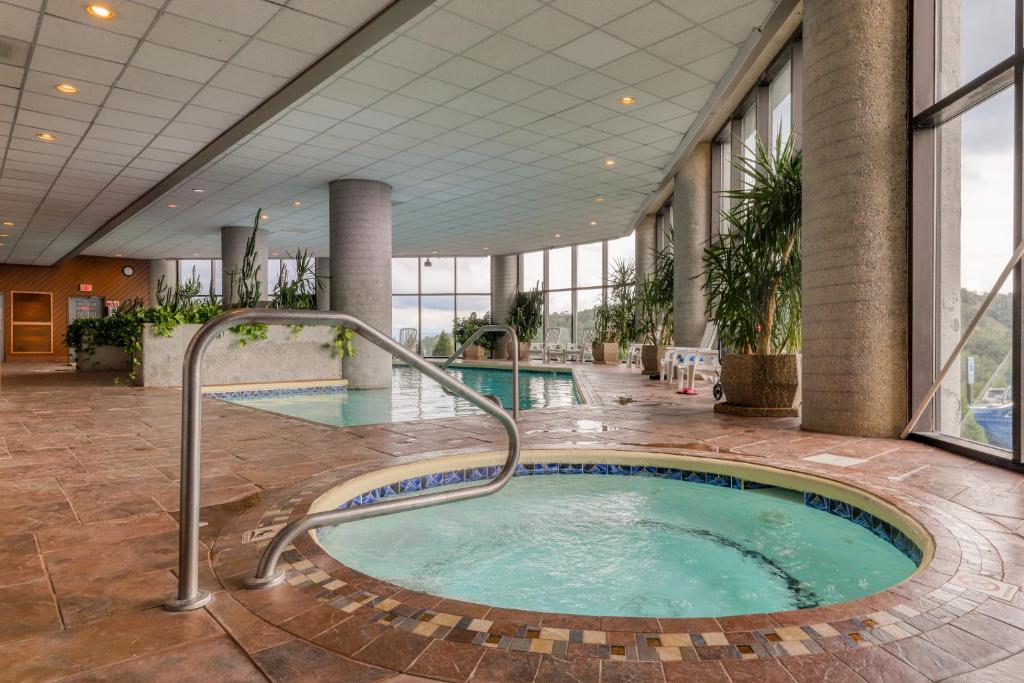 uma grande piscina interior com uma banheira de hidromassagem num edifício em Sugar Top Condos em Sugar Mountain