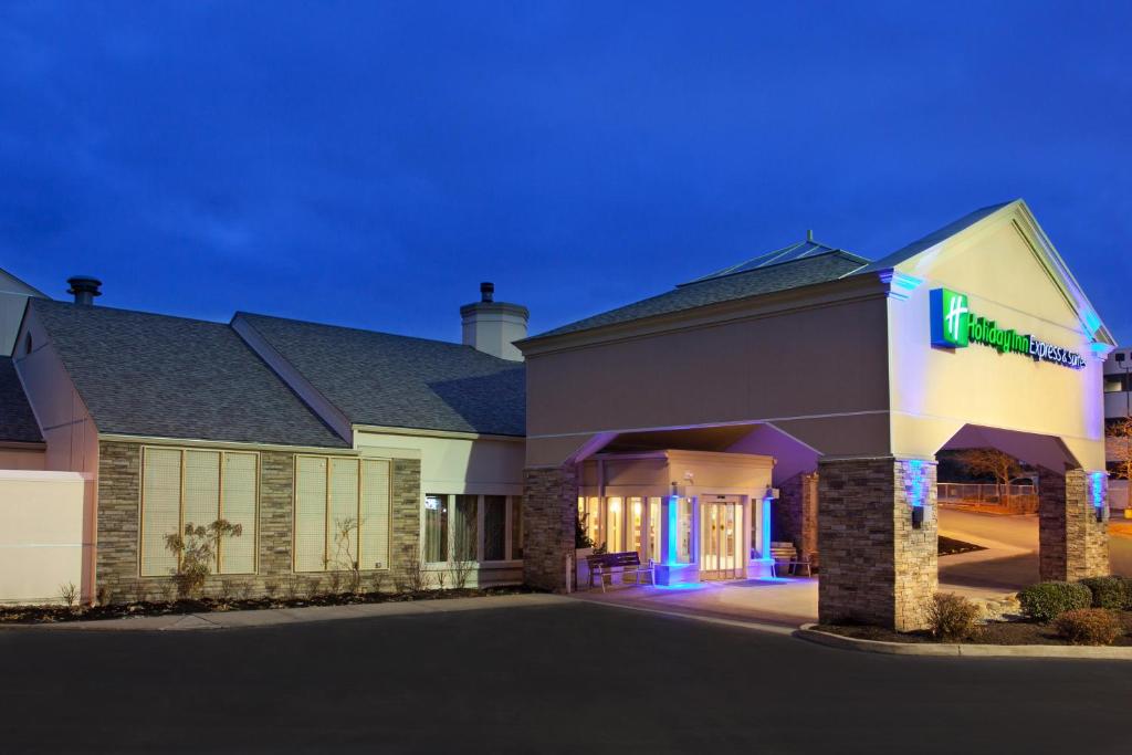 a rendering of a hotel at night at Holiday Inn Express Hotel & Suites Pittsburgh Airport, an IHG Hotel in Robinson Township