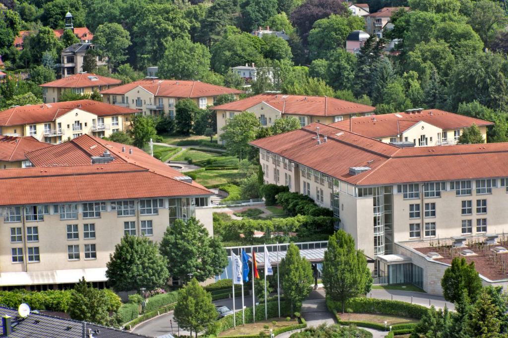 eine Luftansicht einer Stadt mit Gebäuden in der Unterkunft Radisson Blu Park Hotel & Conference Centre in Dresden