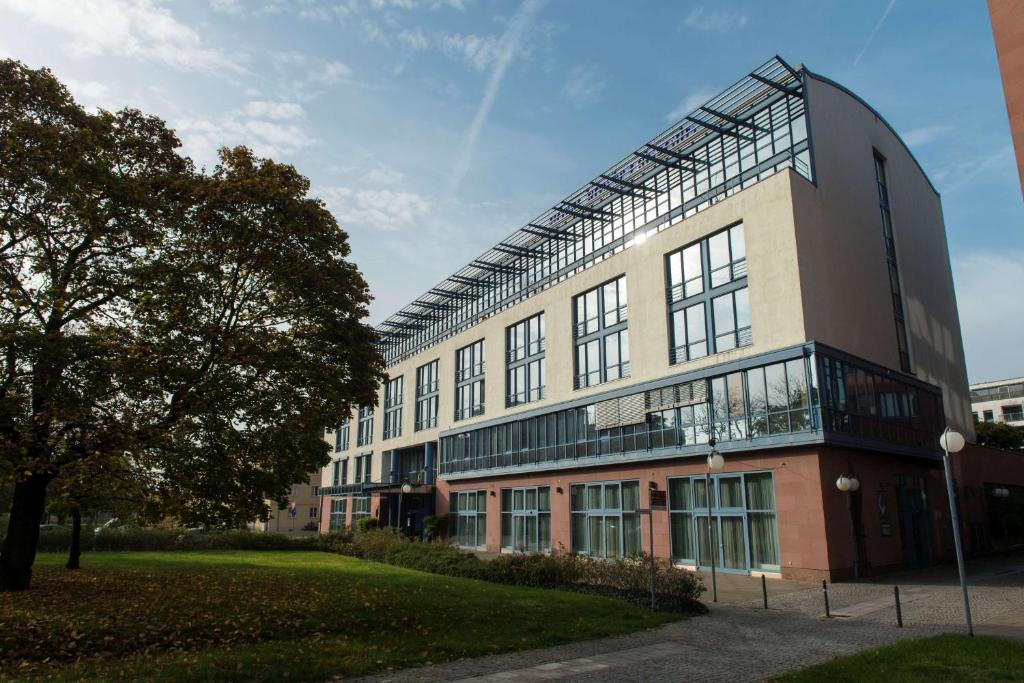 un gran edificio con muchas ventanas en Radisson Blu Fürst Leopold Hotel, en Dessau