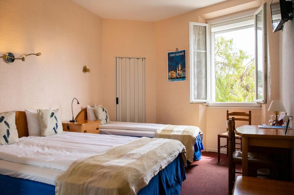 Postel nebo postele na pokoji v ubytování Hôtel Du Soleil