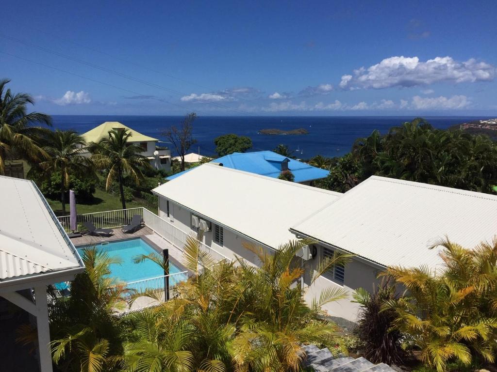 an aerial view of a house with a swimming pool at Douceurs Caraïbes, Gîte Papaye. in Bouillante