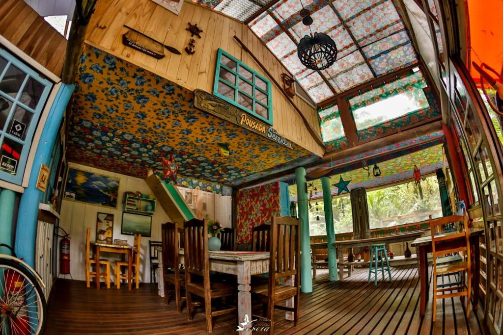 a room with a table and chairs in a house at Pousada Canto da Sereia in Ilha do Mel