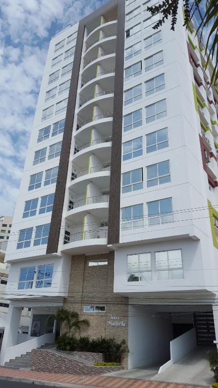 un edificio de apartamentos blanco con un gran edificio blanco en KattySuit, en Salinas