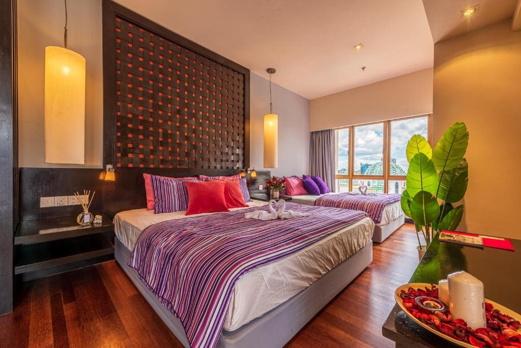 1 dormitorio con 2 camas y ventana grande en Homestay Resort 7pax 1min to Sunway Lagoon&Pyramid en Petaling Jaya