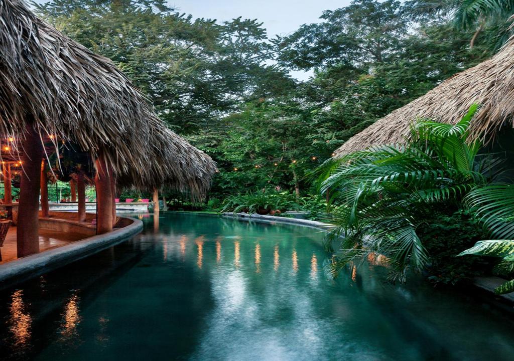 Kolam renang di atau dekat dengan the SPACE.