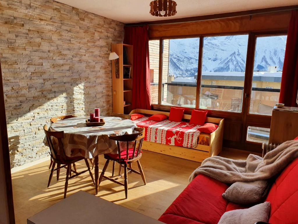 - un salon avec une table et un canapé dans l'établissement Studio Queyrelet 1 pied des pistes avec balcon & vue 2-4 personnes, à Orcières