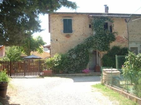 a house with ivy growing on the side of it at Il Casale in Poggibonsi