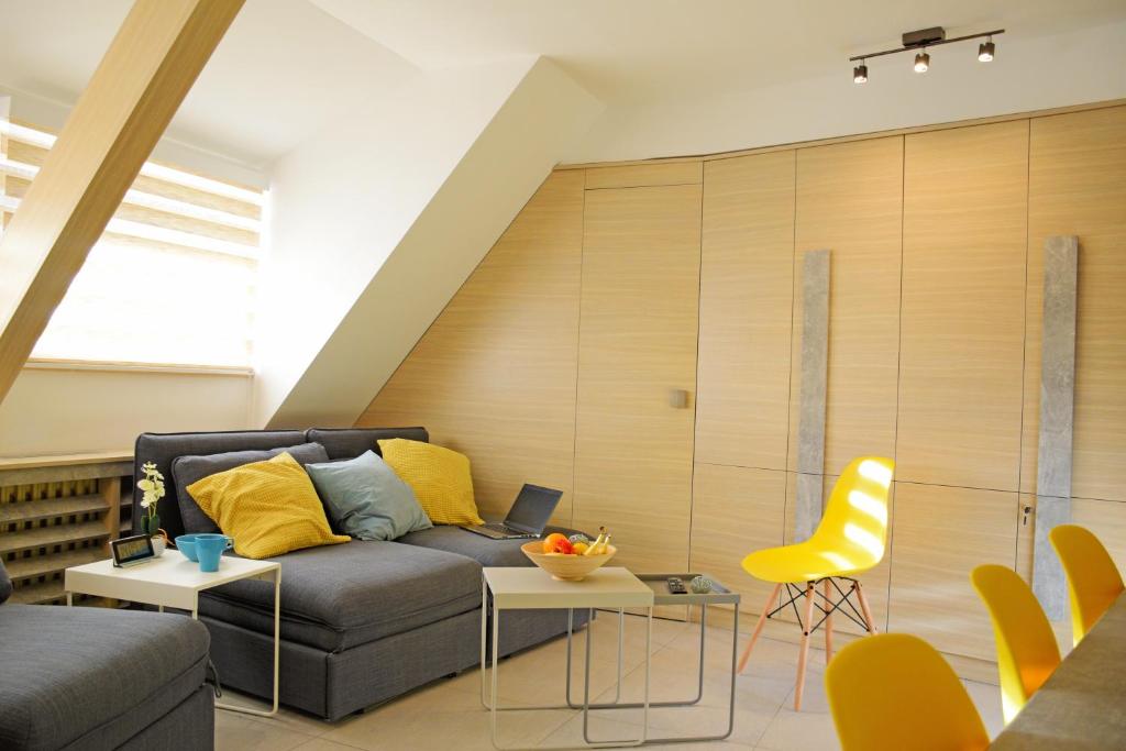 コパオニクにあるFamily Lux Apartmani Angella Konaciのリビングルーム(ソファ、黄色の椅子付)