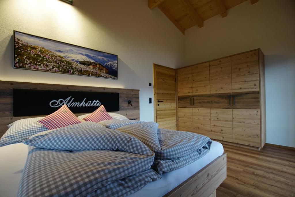 Postel nebo postele na pokoji v ubytování Gasthaus Goglhof