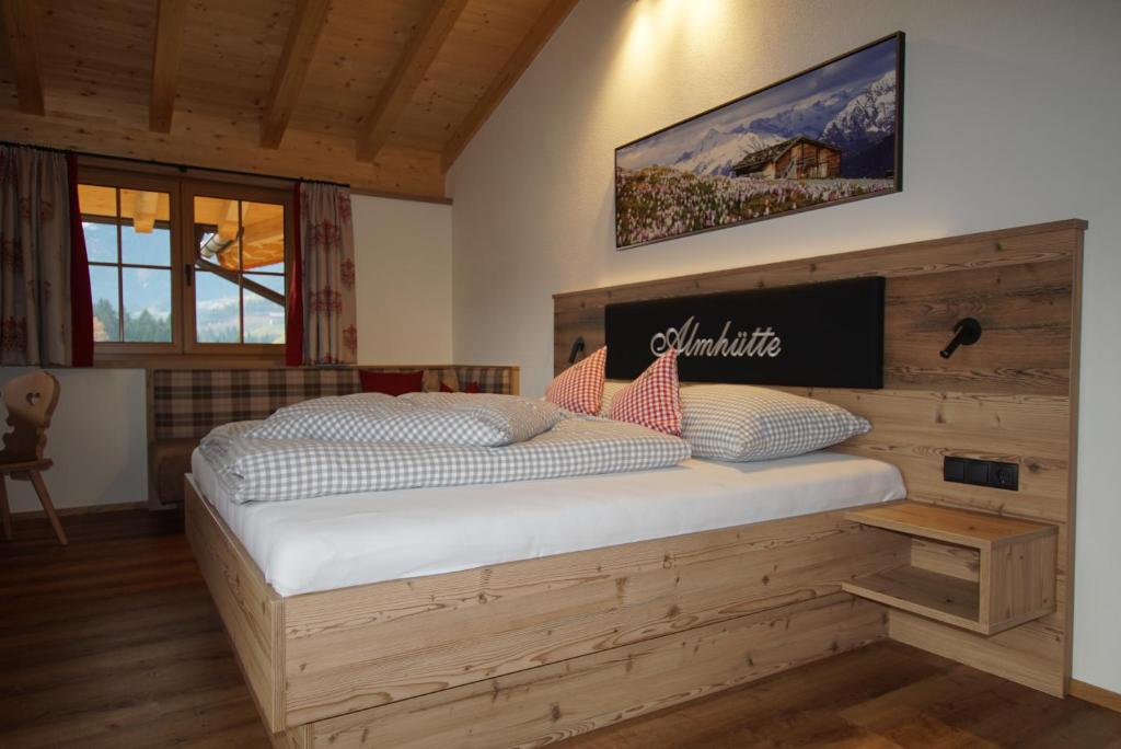 Postel nebo postele na pokoji v ubytování Gasthaus Goglhof
