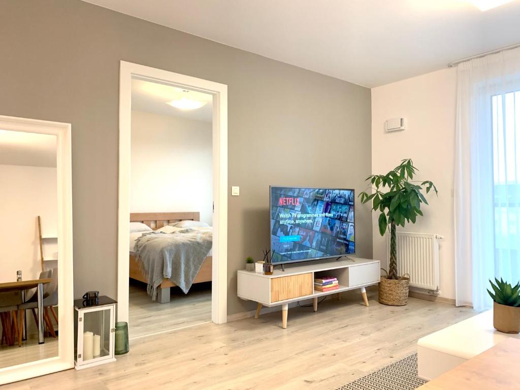 sala de estar con TV y dormitorio en Elegant, bright spacious apartment in Bratislava center, en Bratislava