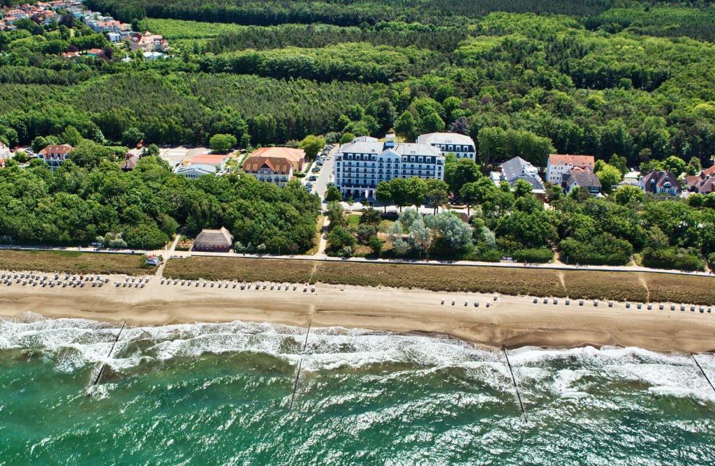 an aerial view of a beach and the ocean at Upstalsboom Kühlungsborn in Kühlungsborn