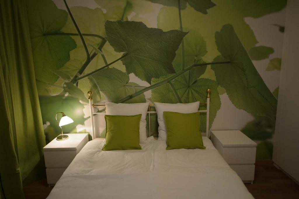 سرير أو أسرّة في غرفة في Apartamenty Karawela - Marina Primore Widok na morze