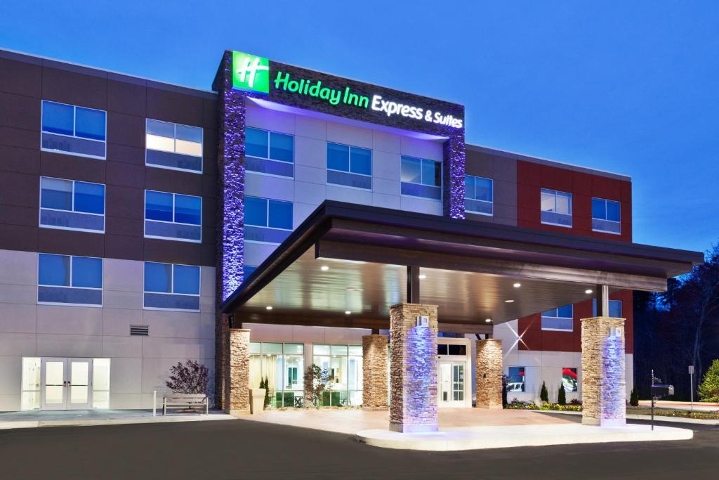 - un bâtiment de bureau avec une entrée privée dans l'établissement Holiday Inn Express & Suites - Cartersville, an IHG Hotel, à Cartersville