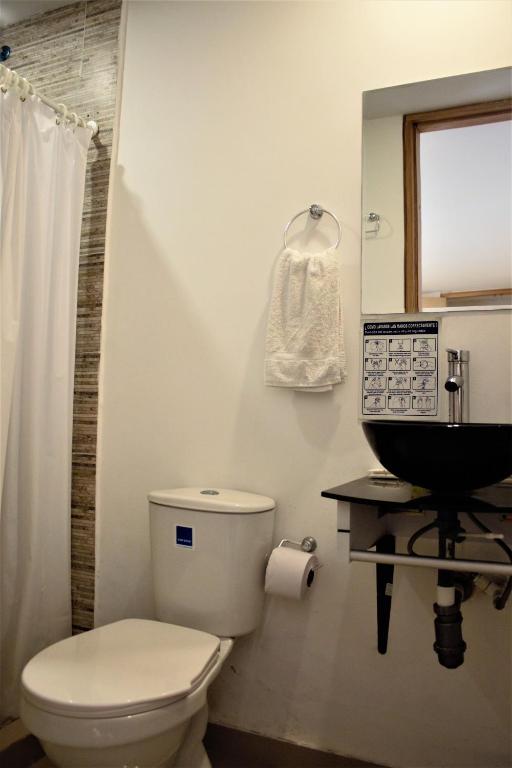 Un baño de Color House Santa Marta