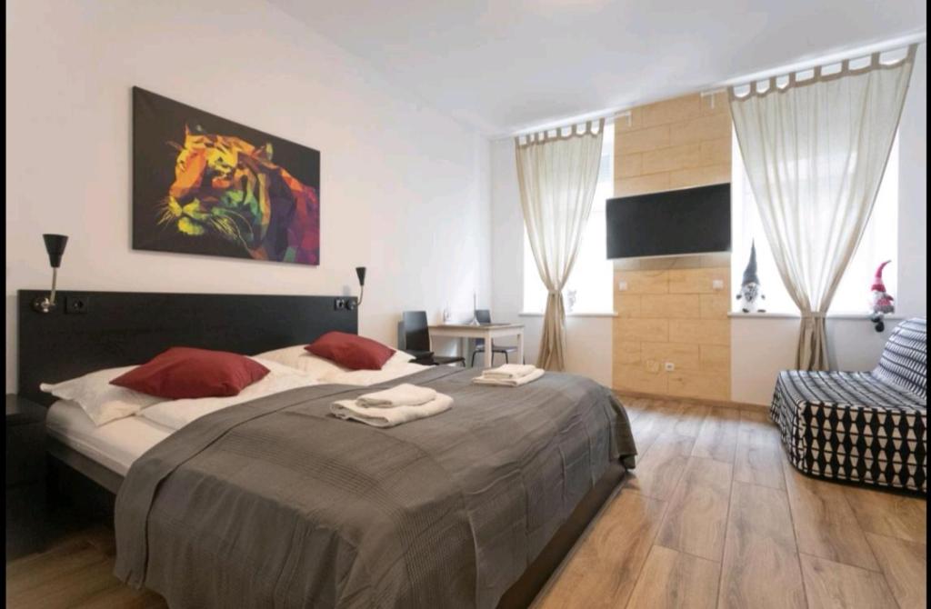sypialnia z dużym łóżkiem i krzesłem w obiekcie Apartment, modern und neu renoviert w Wiedniu