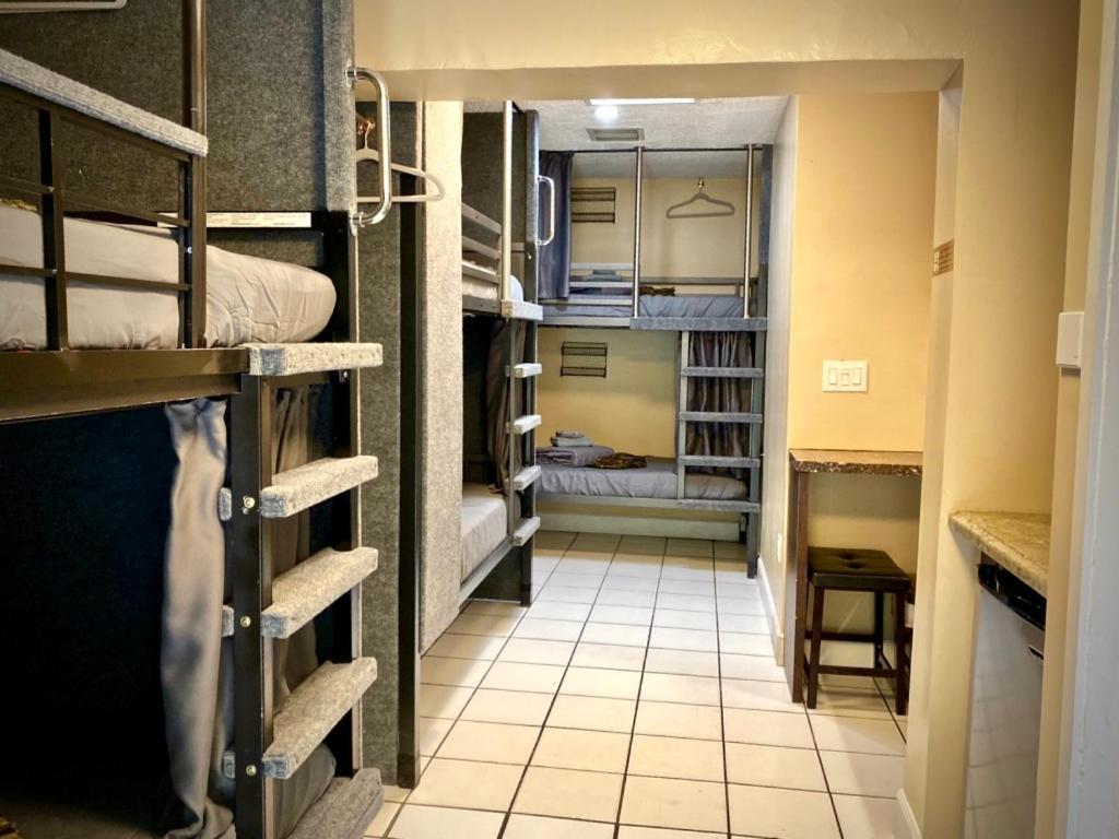 Postel nebo postele na pokoji v ubytování Sheridan Hostel