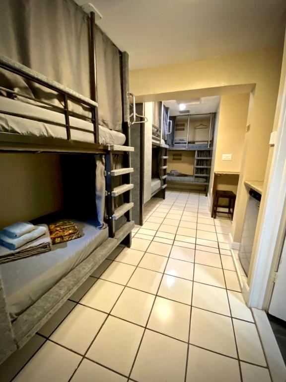 Postel nebo postele na pokoji v ubytování Sheridan Hostel