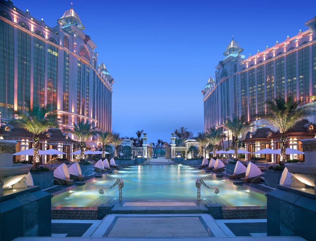 uma vista da faixa de Las Vegas à noite em Banyan Tree Macau em Macau