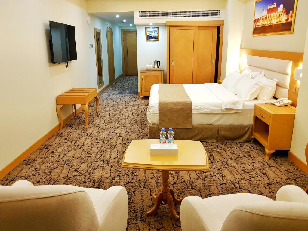 TV a/nebo společenská místnost v ubytování Muscat Plaza Hotel