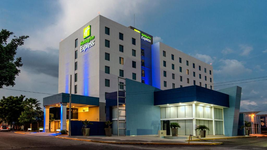 un edificio de hotel con una luz azul en él en Holiday Inn Express Culiacan, an IHG Hotel, en Culiacán