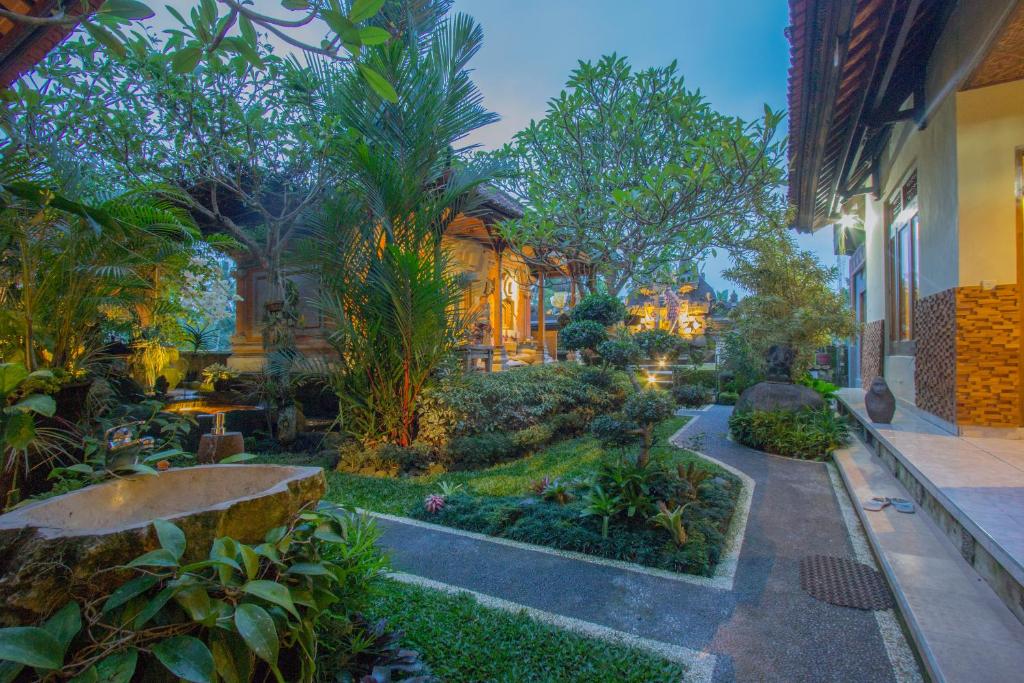 烏布的住宿－潘多科普拉鵬旅館，一座种植了树木和植物的花园,一座建筑