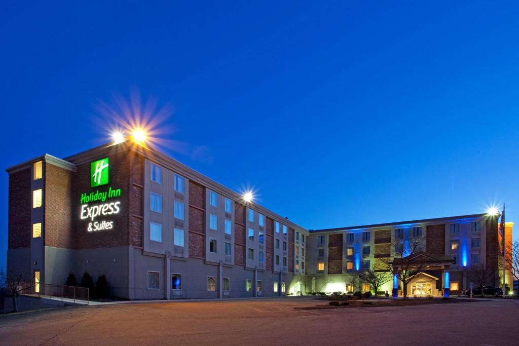 ein Hotel mit einem Schild an der Seite eines Gebäudes in der Unterkunft Holiday Inn Express and Suites Pittsburgh West Mifflin, an IHG Hotel in West Mifflin