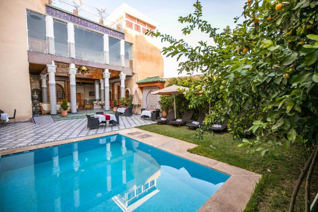 una piscina nel cortile di una casa di Palais Houyam a Fes