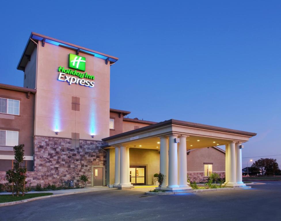 un hôtel avec un panneau sur le côté d'un bâtiment dans l'établissement Holiday Inn Express Lodi, an IHG Hotel, à Lodi