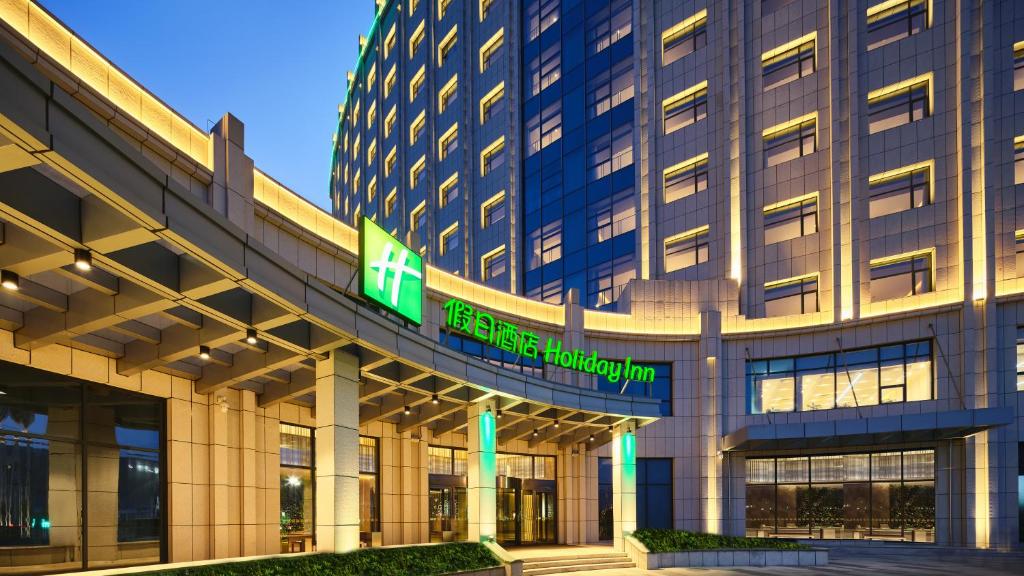 西寧市にあるHoliday Inn Xining Hot-Spring, an IHG Hotelの看板が目の前にある大きな建物