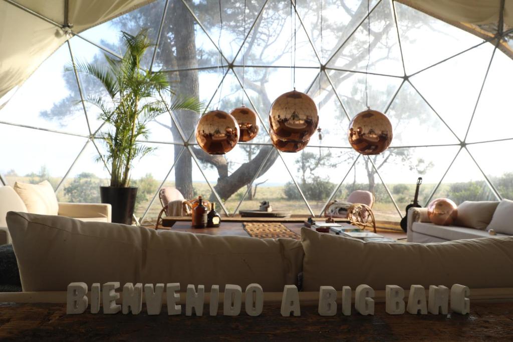 Big Bang Nature Stays في صوص دي بورتيزولو: غرفة كبيرة مع أريكة ونافذة كبيرة