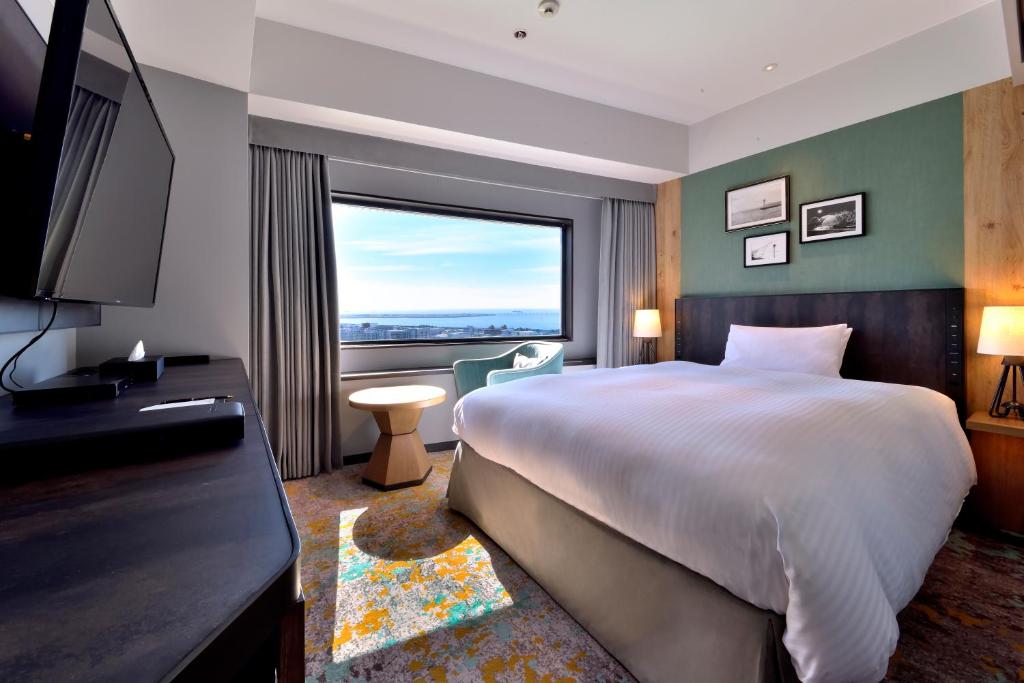 Postel nebo postele na pokoji v ubytování Kobe Portopia Hotel