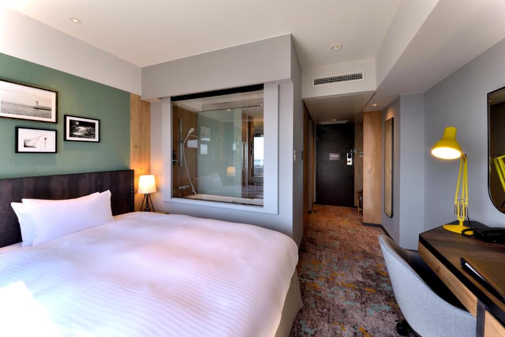 Postel nebo postele na pokoji v ubytování Kobe Portopia Hotel