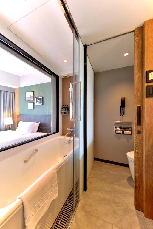 Postel nebo postele na pokoji v ubytování Kobe Portopia Hotel