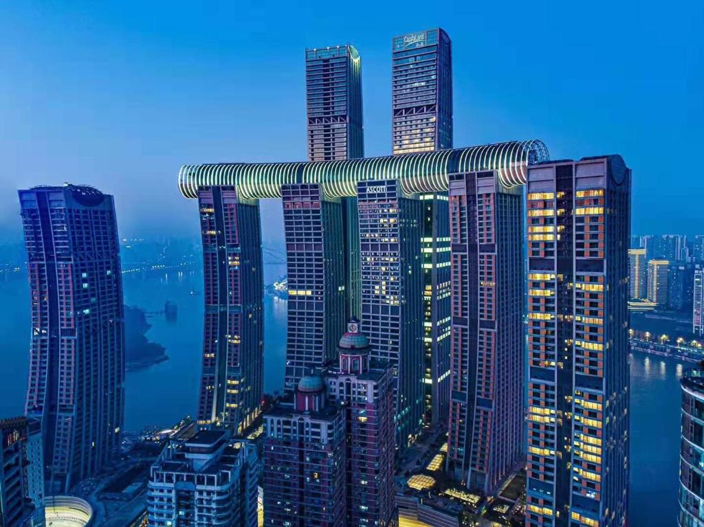 重庆重庆雅诗阁来福士服务公寓的一群高大的建筑在晚上在城市里