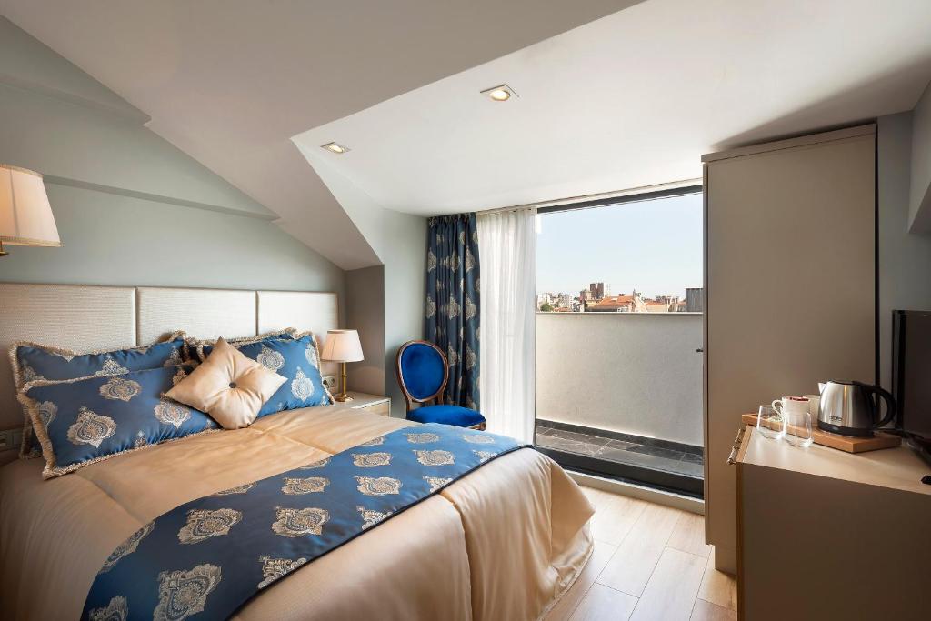 A bed or beds in a room at Güner Business Hotel