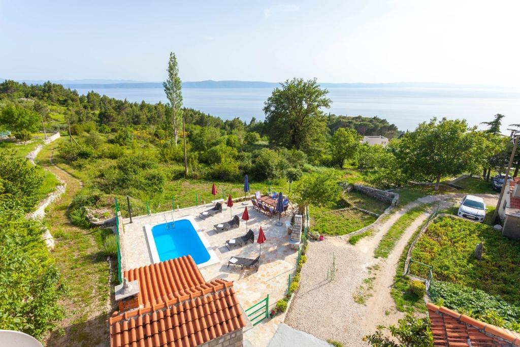 una vista aérea de un complejo con piscina en Villa Tonci - comfortable & surrounded by nature en Tučepi