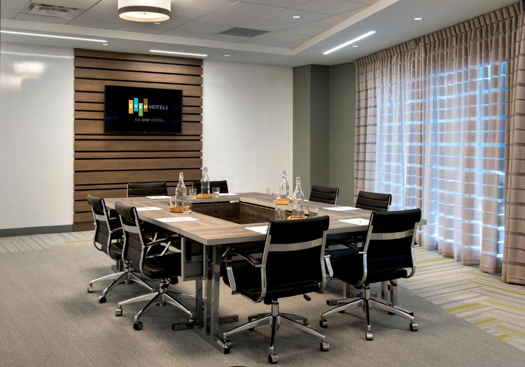 EVEN Hotel Pittsburgh Downtown by IHGにあるテレビまたはエンターテインメントセンター
