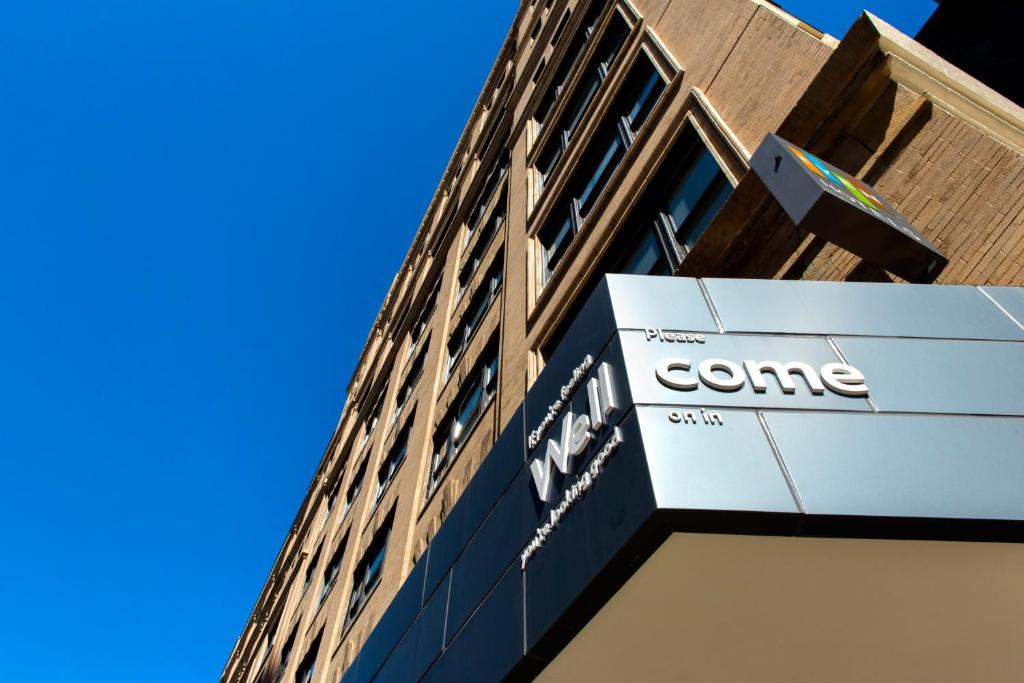 ピッツバーグにあるEVEN Hotel Pittsburgh Downtown by IHGの建物脇の看板