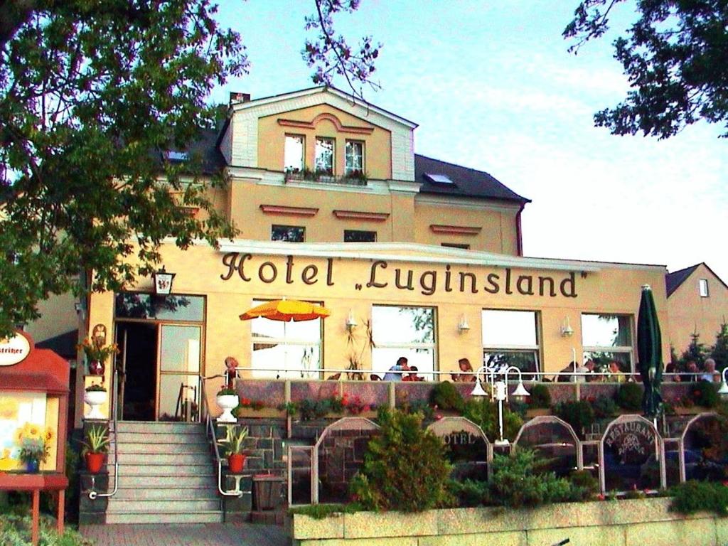 un edificio con un hotel austineland escrito en él en Hotel Luginsland, en Schleiz
