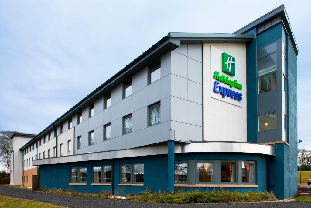 un edificio con la parte delantera de una empresa en Holiday Inn Express Dunfermline, an IHG Hotel, en Dunfermline