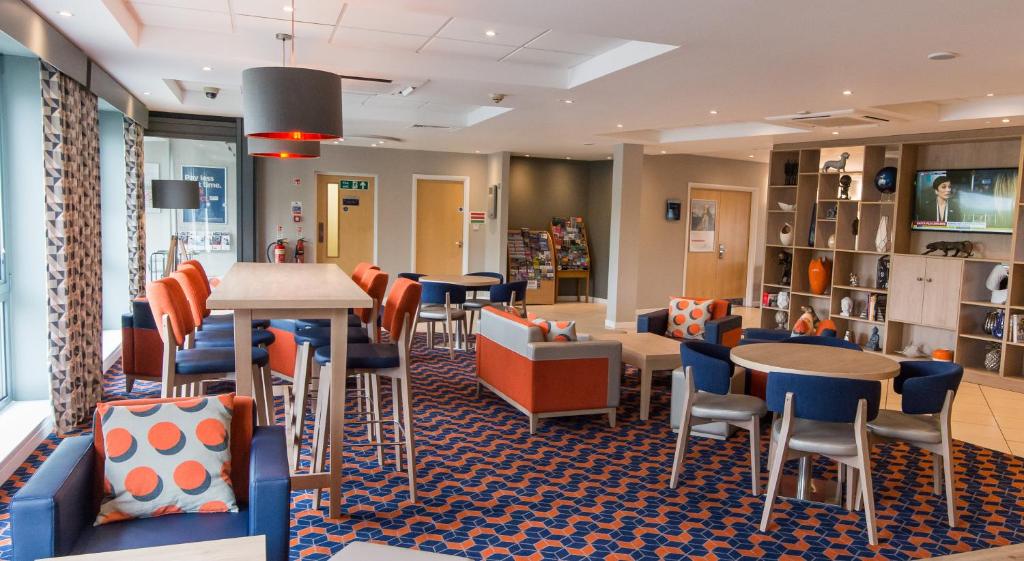 Posezení v ubytování Holiday Inn Express Dunfermline by IHG