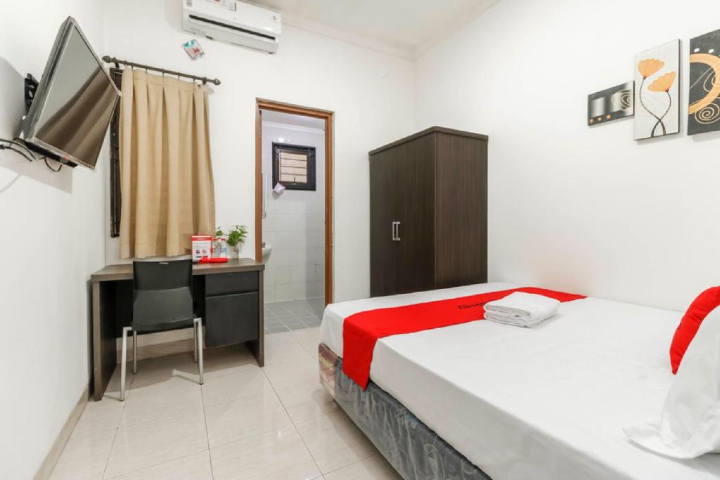 Una cama o camas en una habitación de RedDoorz Plus near Trisakti University