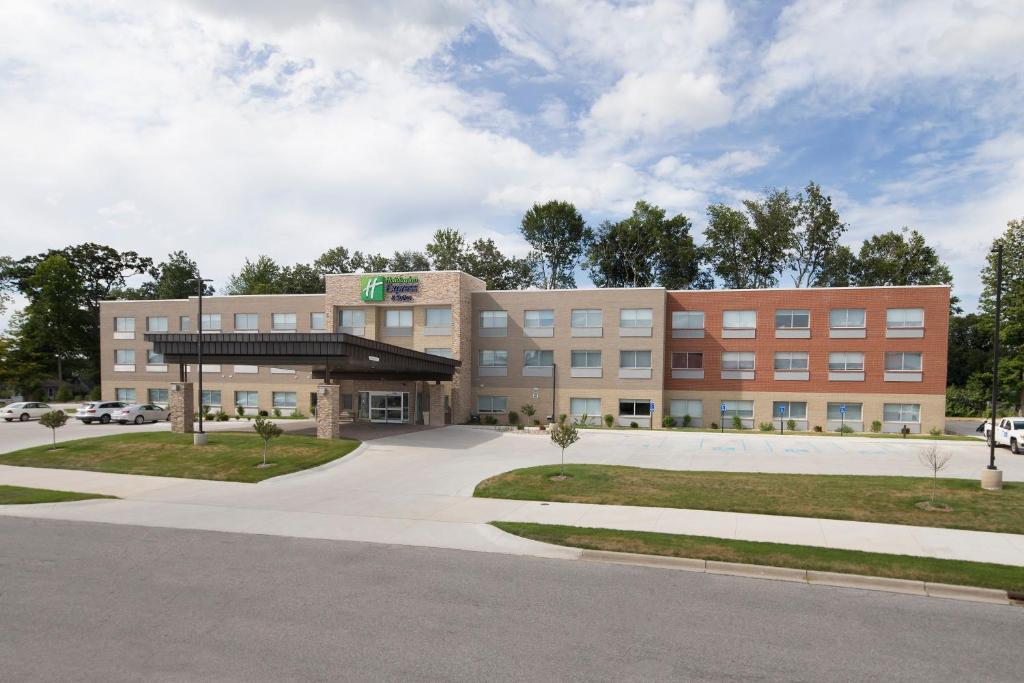 ein Bürogebäude mit einem Parkplatz davor in der Unterkunft Holiday Inn Express & Suites La Porte, an IHG Hotel in LaPorte